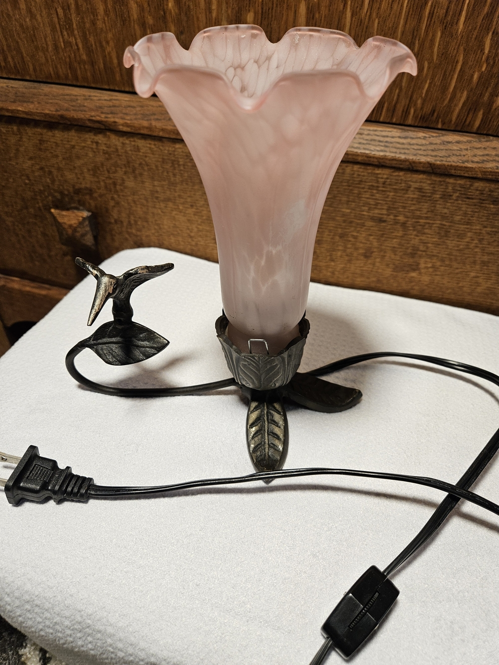 Vintage Hummingbird Pink Art Glass Trumpet Lily Table Lamp Bronze Base - Picture 2 of 7